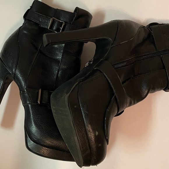 SIMPLY VERA VERA WANG ANKLE PLATFORM BOOTIE - Picture 4 of 8